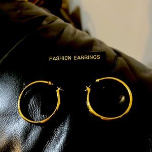 Vintage Beautiful Gold Filled Round classy Earrings. They look real.